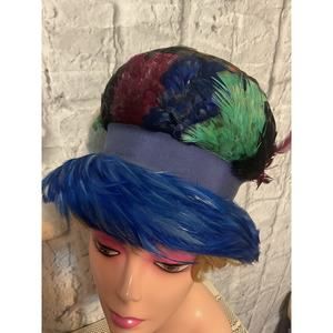 VINTAGE Henry Pollak WOOL Feather HAT NOM DE PLUME-PEACOCK Feathers